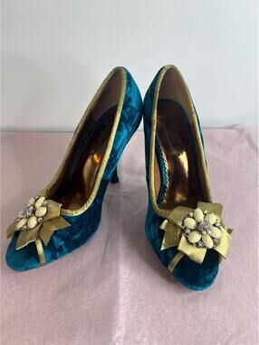 J Renee Dazzling Z Teal Velvet Heels Gold Trim Rhinestone Bow Pumps Size 6